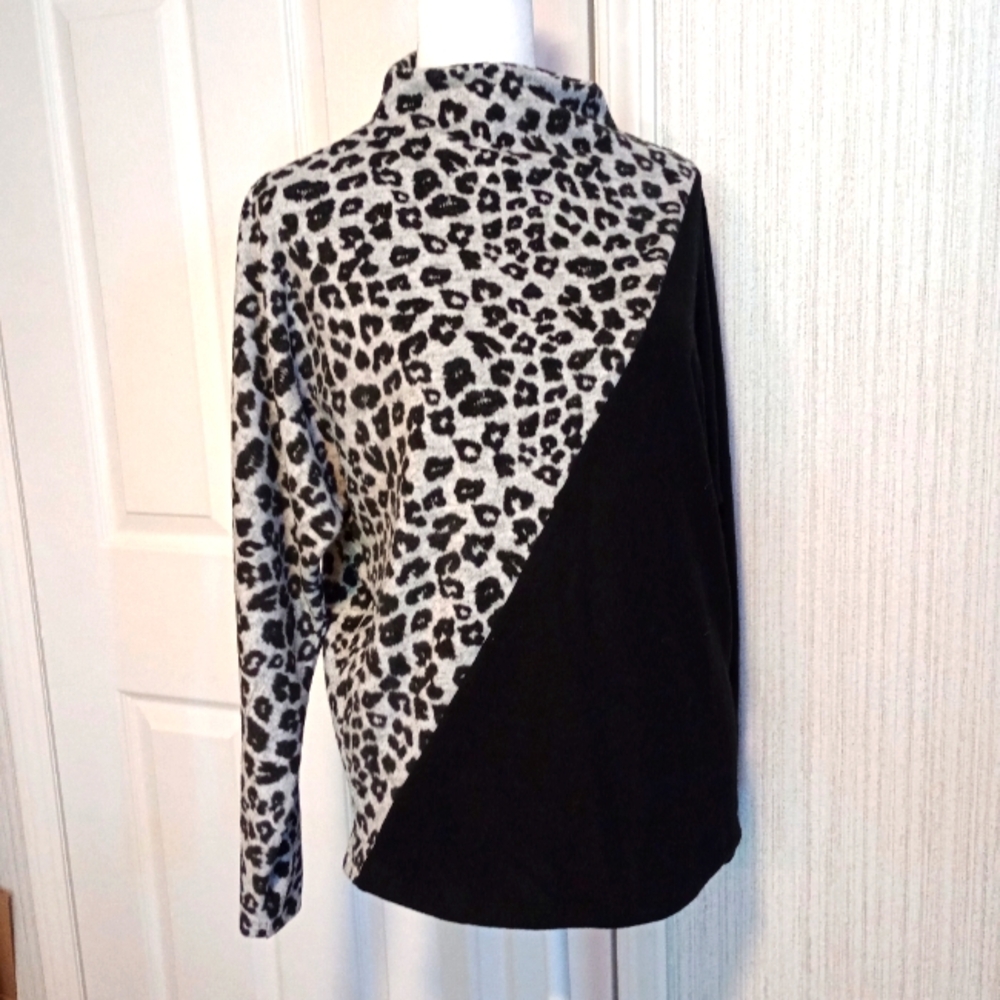 Vince Camuto Blouse Women Size XXS Black Gray Leopard Mock Neck Stretch City EUC